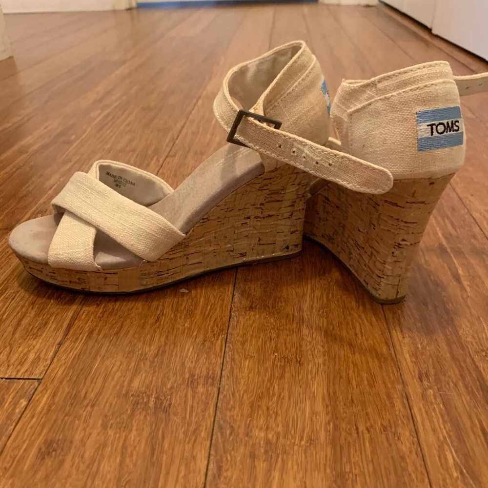 TOMS white wedges sandals sz 6 org $98